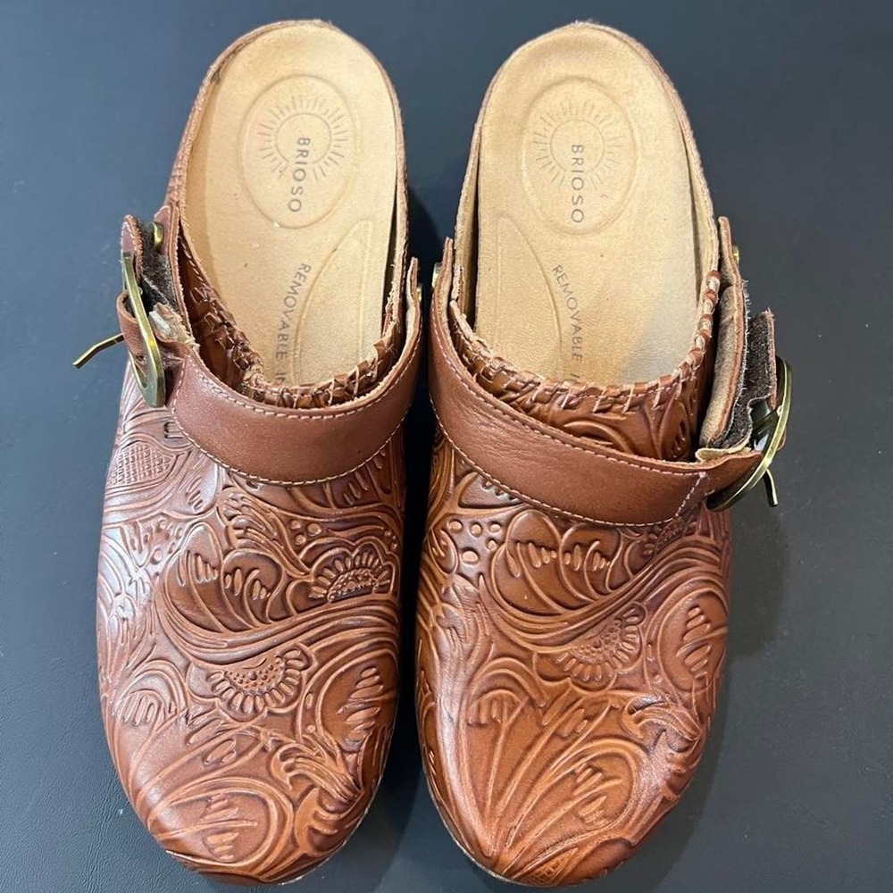 Brioso Robson Clogs Women 7M Brown Great Embossed Leather Floral Mules